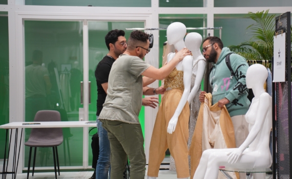 Советы стилистов: как приталить широкую одежду без шитья и булавок — помогут ваши аксессуары Советы стилистов: как приталить широкую одежду без шитья и булавок — помогут ваши аксессуары