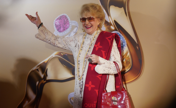 Просто добавьте глянца: всего один аксессуар весны-2026 превращает базовый образ в трендовый Просто добавьте глянца: всего один аксессуар весны-2026 превращает базовый образ в трендовый